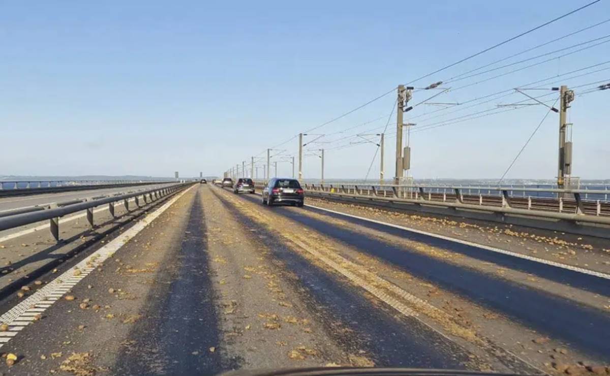 Papas siembran el caos en un puente vehicular en Dinamarca