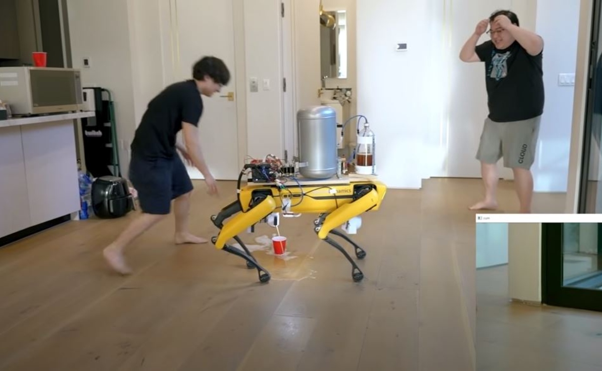 El perro robot que orina cerveza 