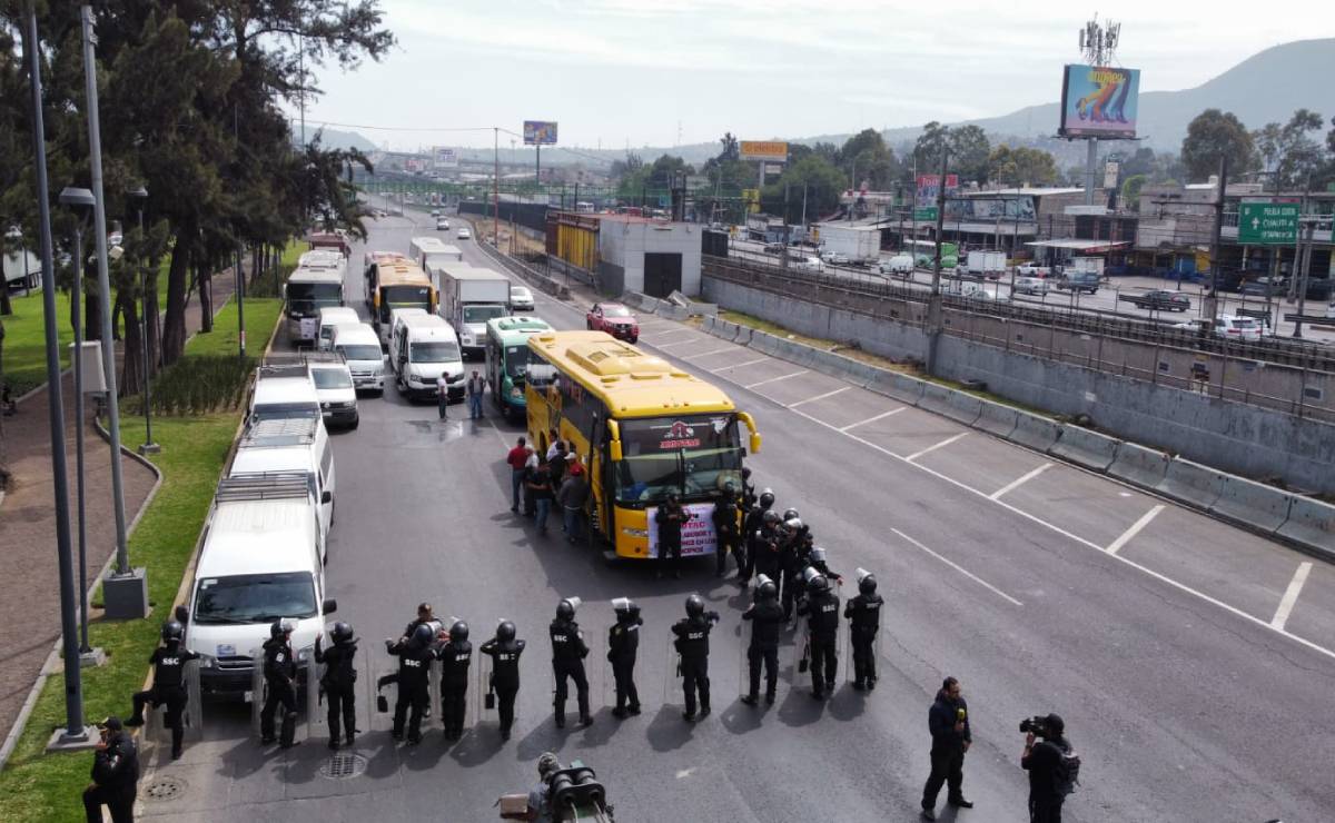 Policías capitalinos impiden el paso a transportistas a Calzada Ignacio Zaragoza en Iztapalapa