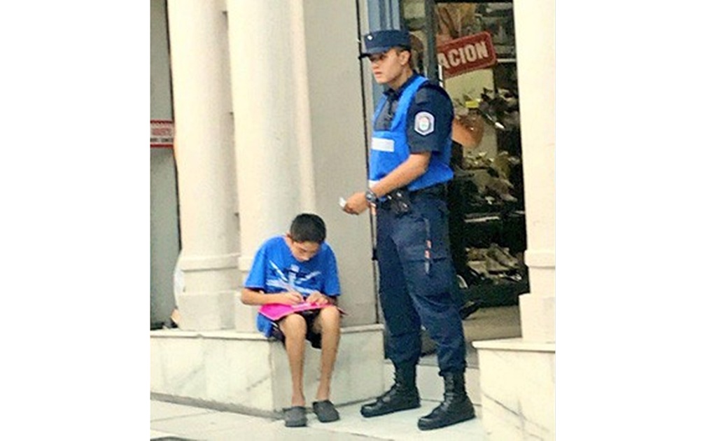 Policía argentino ayuda a un niño a hacer su tarea; foto se vuelve viral