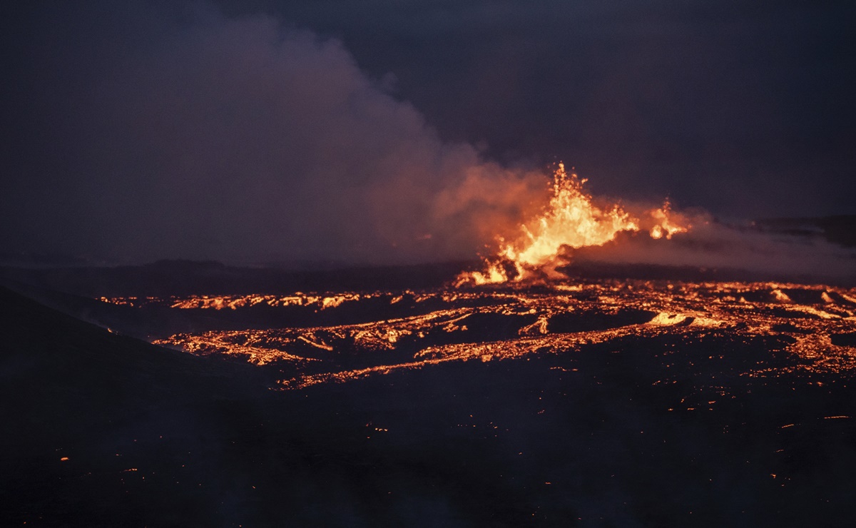 Volcán Fagradalsfjall de Islandia entra en erupción; autoridades crean zona de seguridad