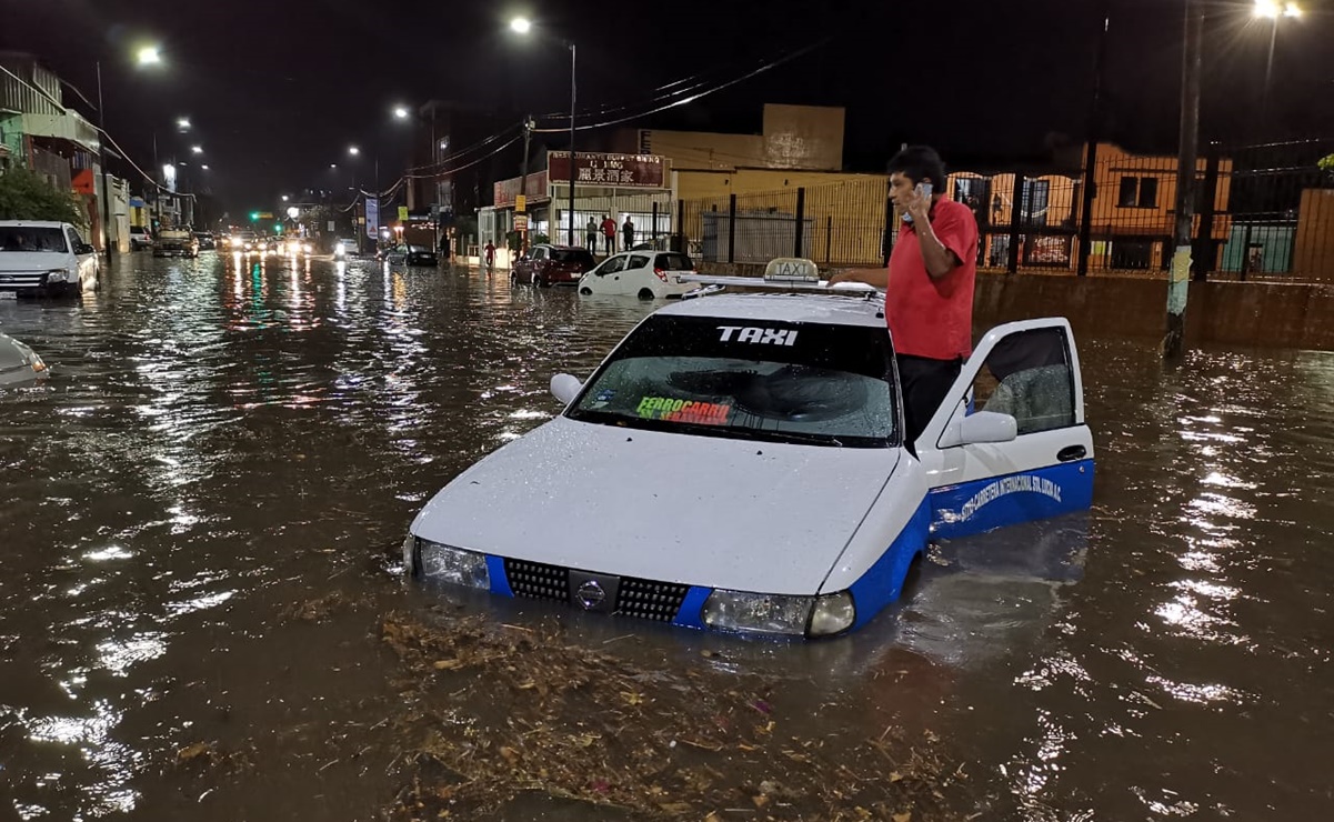 Fuertes lluvias pegan a tres regiones de Oaxaca; autos quedan varados