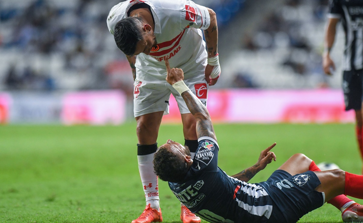 Futbolistas de Toluca agreden a Duván Vergara por "lucirse" con Rayados