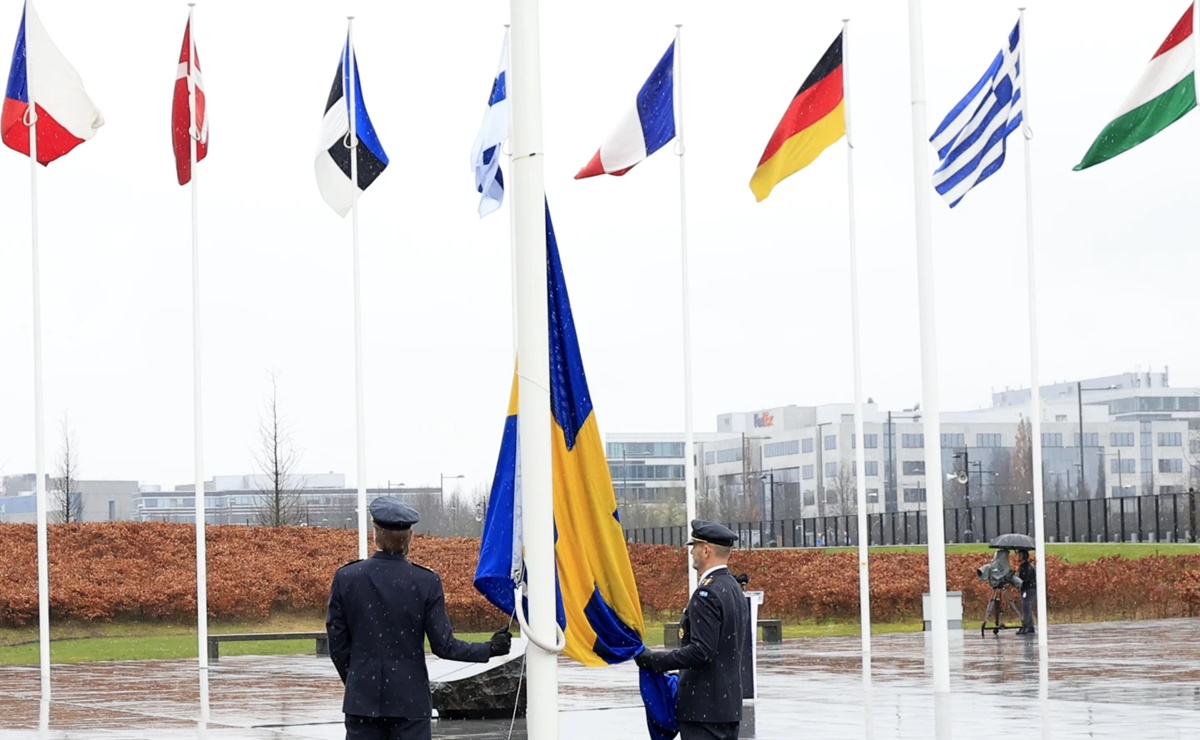 Bandera de Suecia se iza en la sede de la OTAN tras su ingreso en la alianza