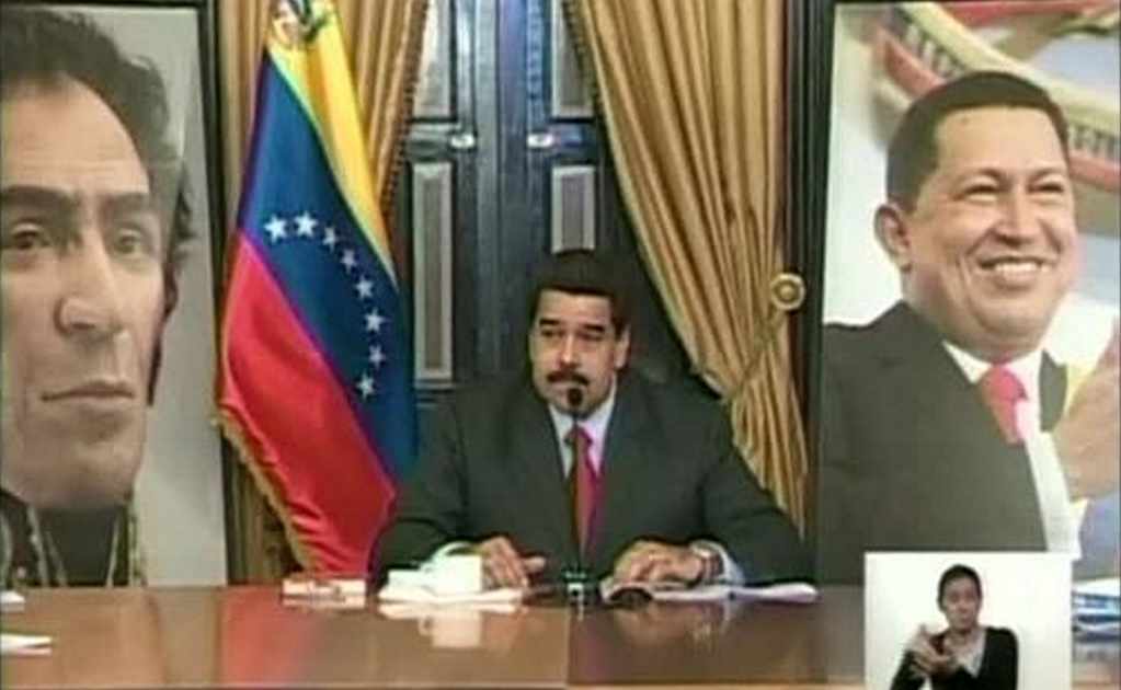 Condena Maduro retiro de cuadros de Chávez y Bolivar