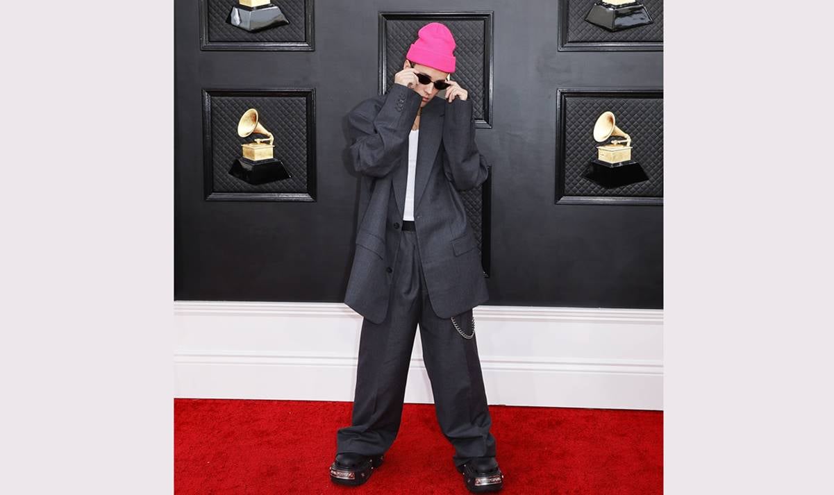 Traje de Justin Bieber en los Grammy desata bromas en redes sociales
