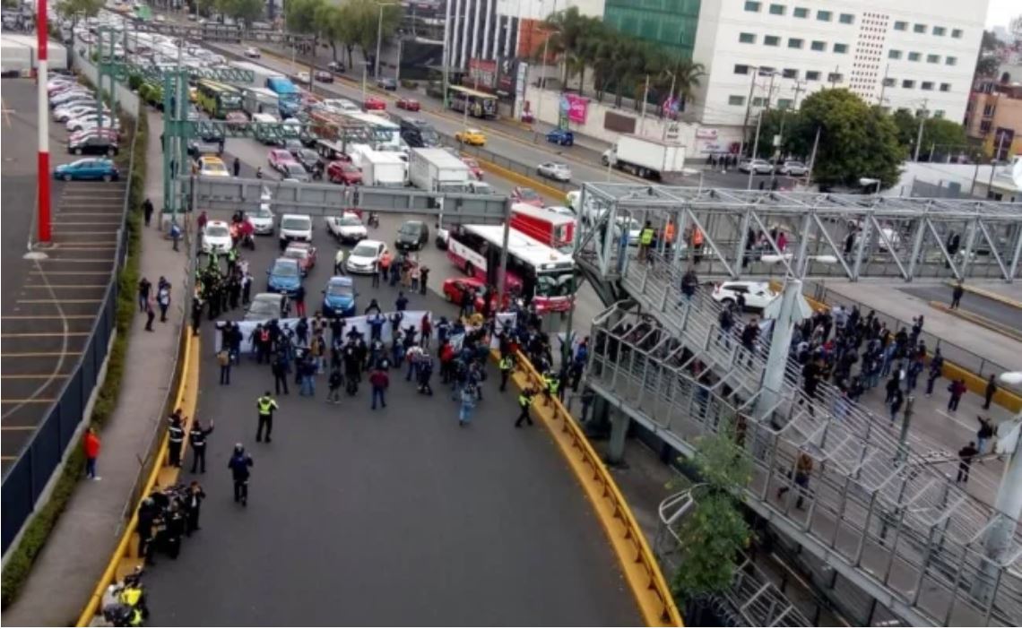 Bloqueo de policías federales al Aeropuerto suma cuatro horas