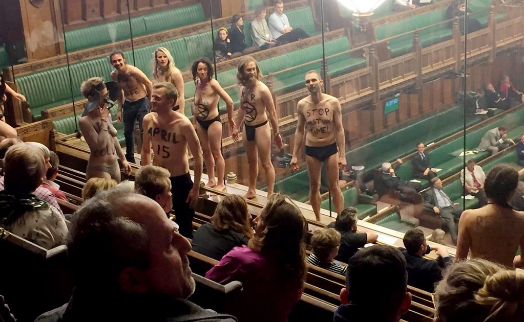 Protestan desnudos en el Parlamento británico por crisis ecológica