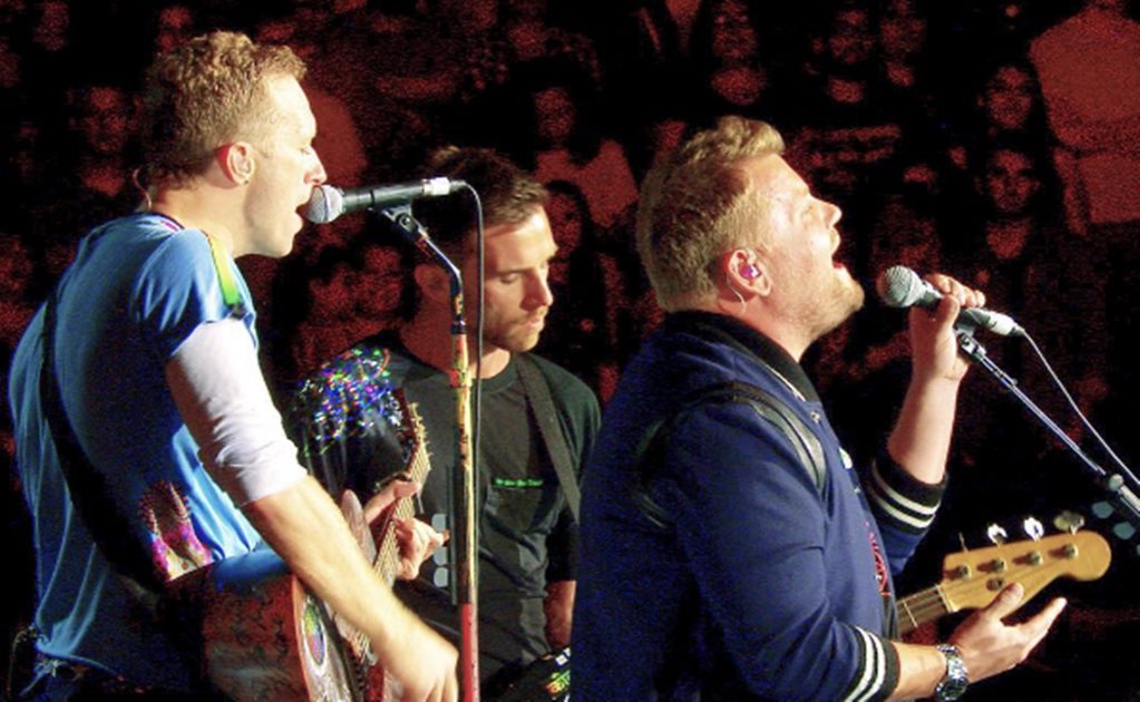 James Corden "se gradúa" y canta en concierto de Coldplay