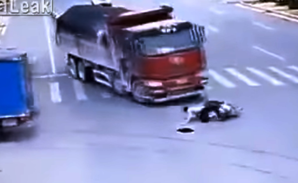 Video. Motociclista se salva dos veces de ser atropellado en China
