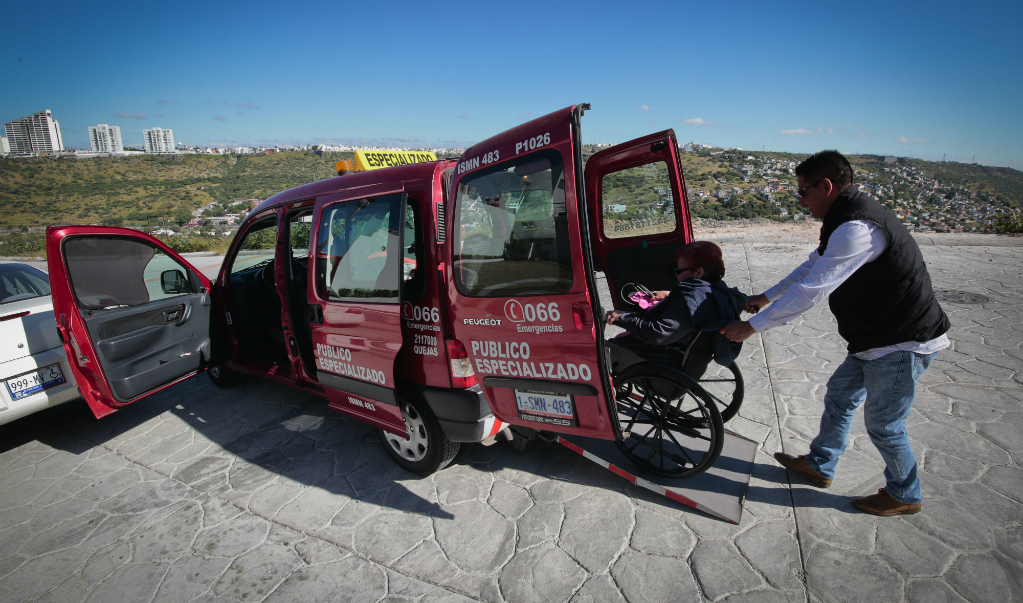 Humanidad. Transporta en taxi a personas con discapacidad