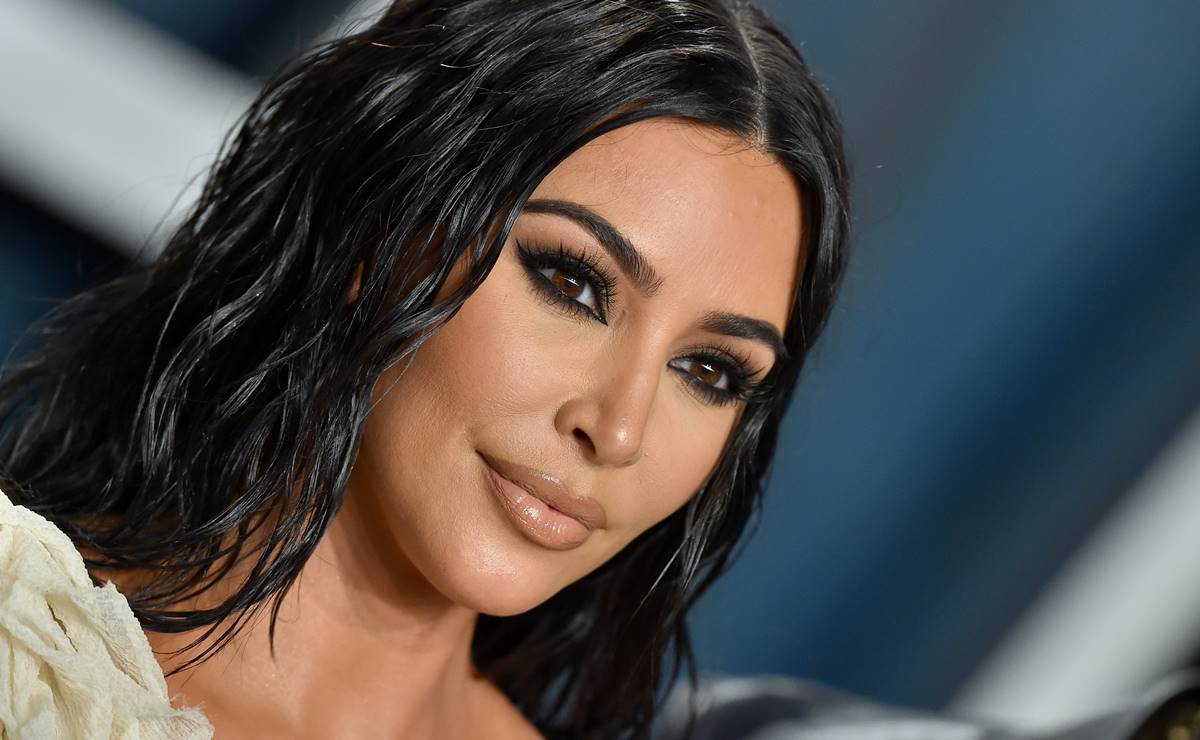 Kim Kardashian, libre y feliz, da piruetas en la playa en microbikini y playera blanca