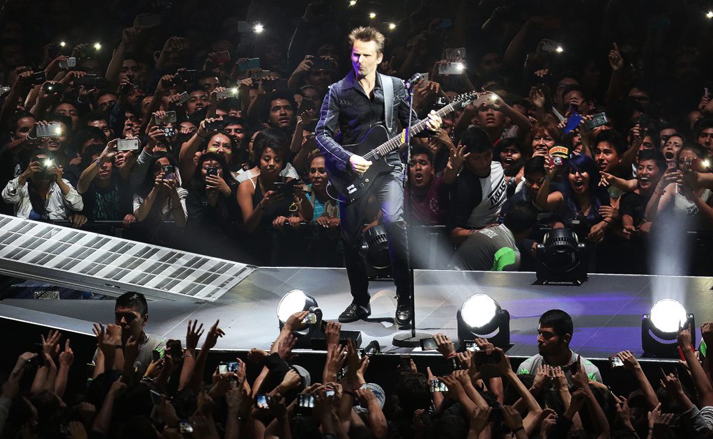 Muse arma fiesta en México y canta para caídos en París
