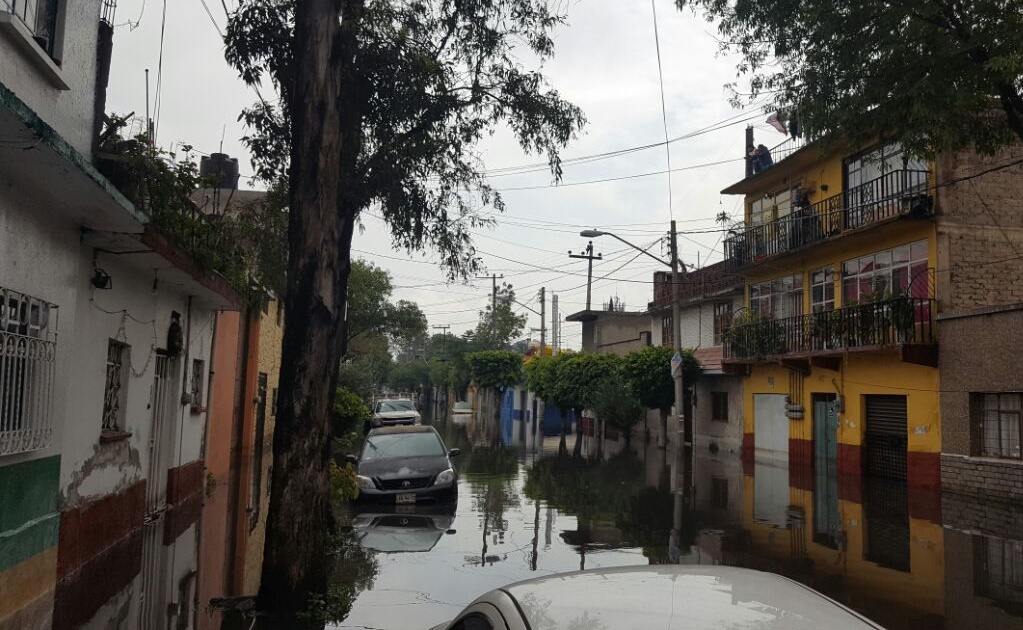 Inundaciones alcanzaron metro y medio en Venustiano Carranza