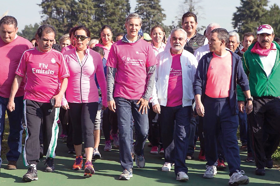 Honran a mujeres en lucha contra el cáncer