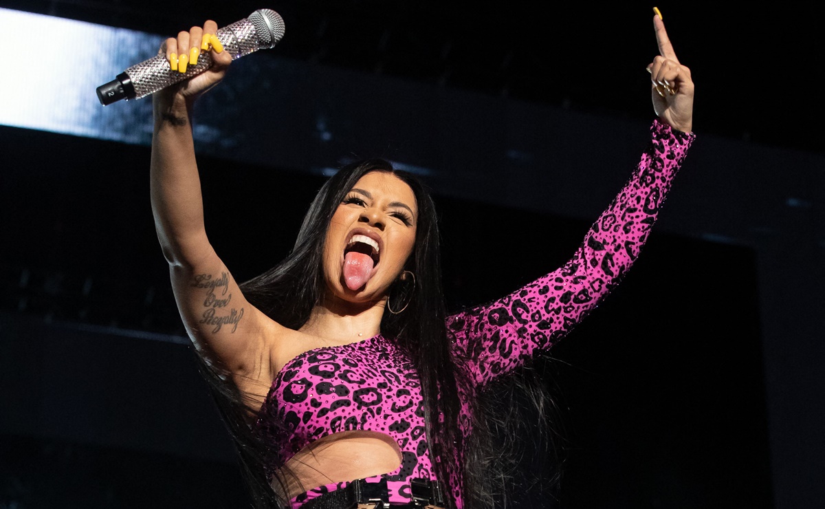 El micrófono que Cardi B arrojó durante un concierto es subastado por casi 100,000 dólares