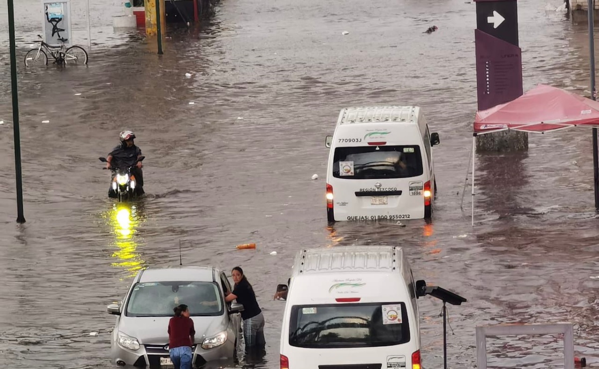 Inundaciones detienen el tránsito vehicular en San Mateo Atenco