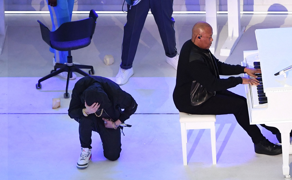 ¿Por qué Eminem se arrodilló en el show de medio tiempo del Super Bowl?