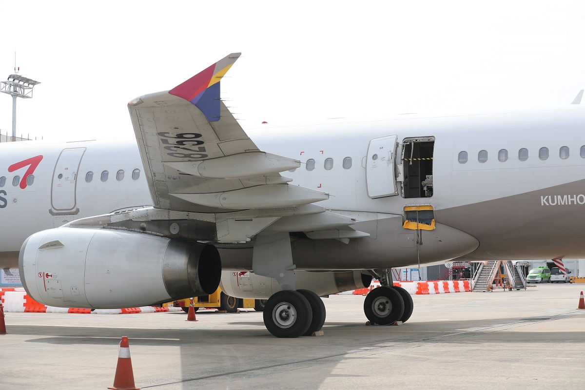 ¡Le urgía! Pasajero que abrió la puerta del avión en pleno vuelo responde por qué lo hizo