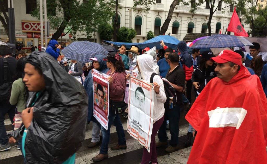 Padres de los 43 marchan del "Antimonumento" al Hemiciclo a Juárez