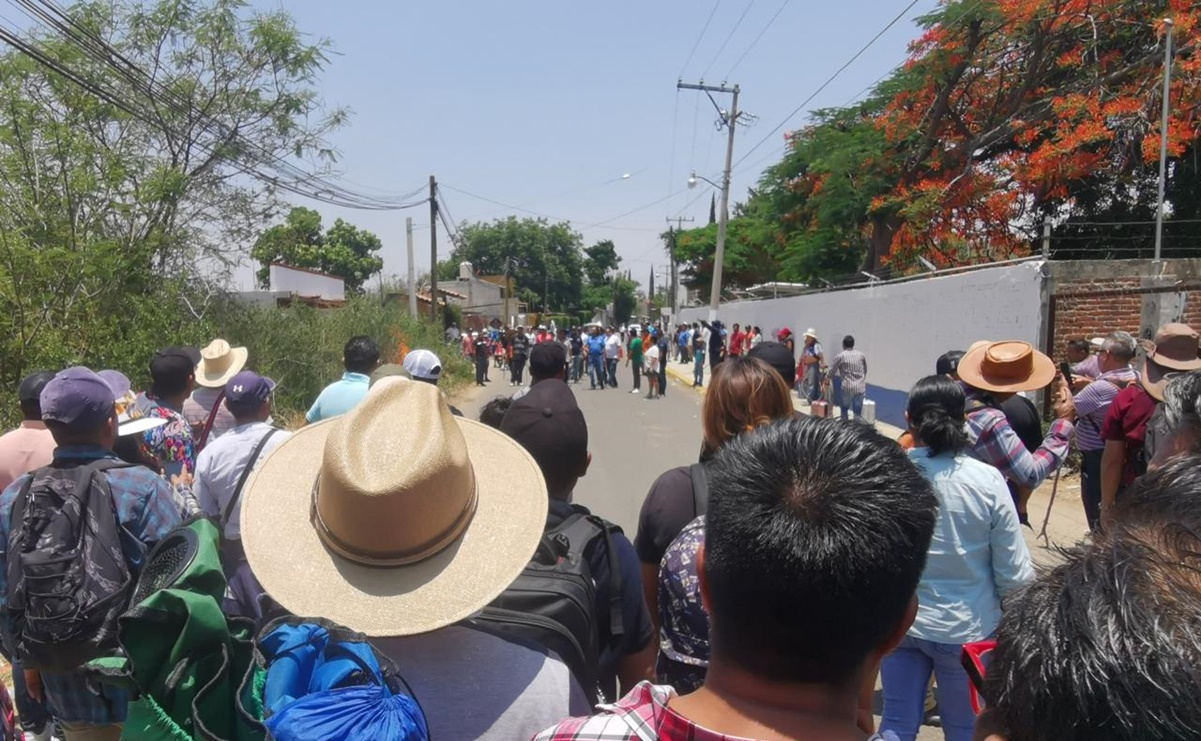 Pobladores y transportistas confrontan a maestros de la Sección 22 del SNTE que bloquean aeropuerto de Oaxaca
