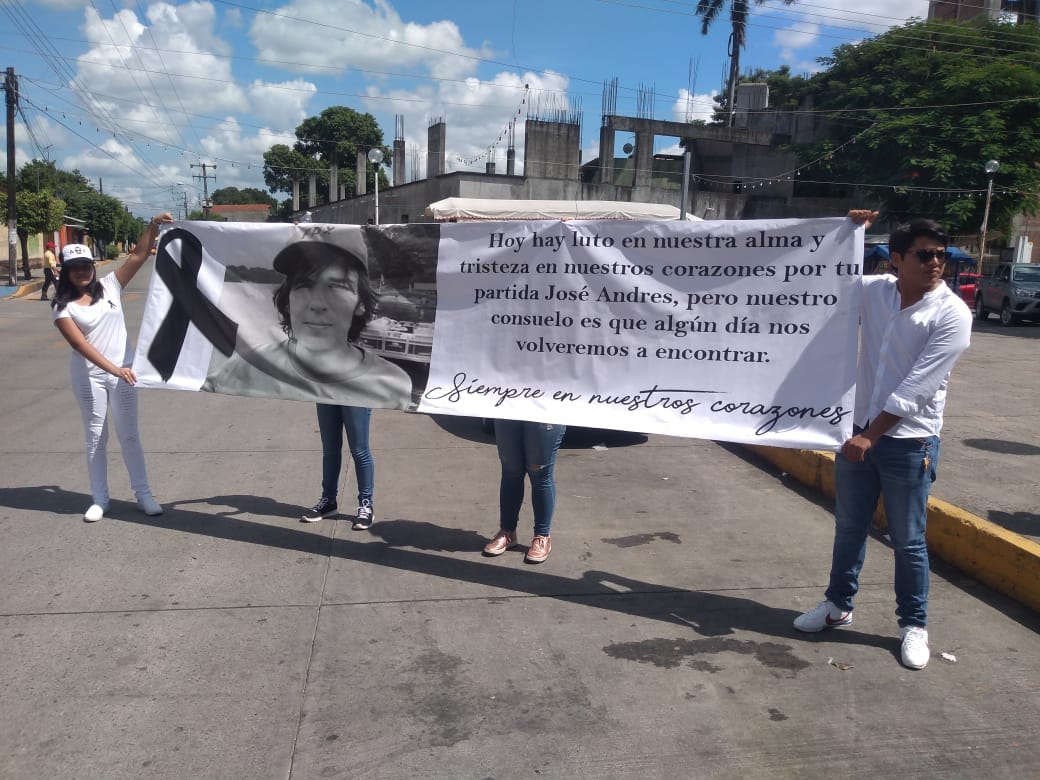 Marchan en silencio tras asesinato de estudiante oaxaqueño en Puebla