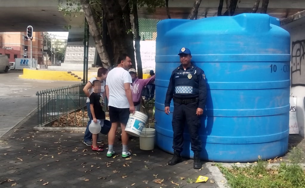 Vecinos se abastecen de agua por megacorte en tinaco instalado en Santa María La Ribera