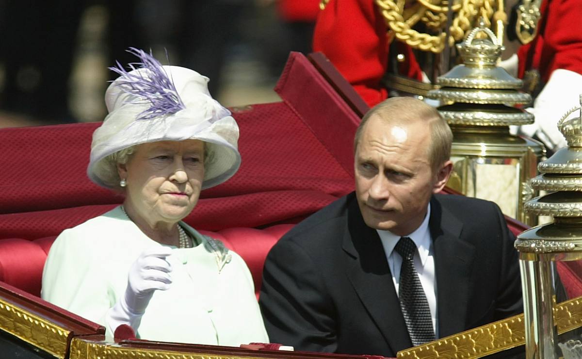 La reina Isabel II se saltó el protocolo tras desplante de Vladímir Putin