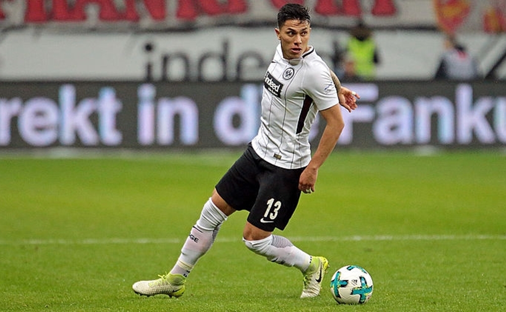 Eintracht Frankfurt compra al mexicano Carlos Salcedo