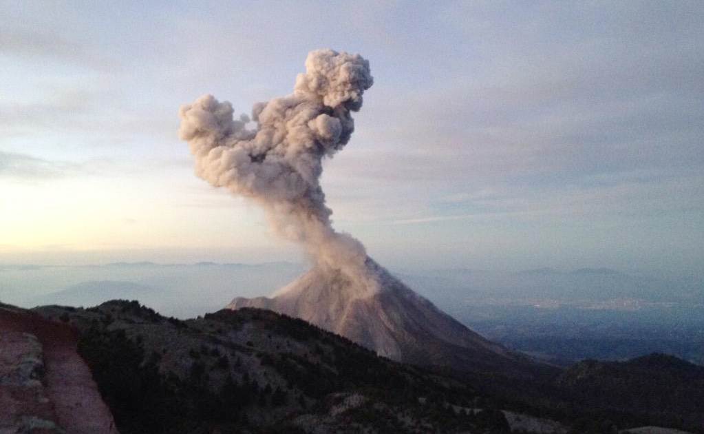  Volcán de Colima amanece con otra gran exhalación 