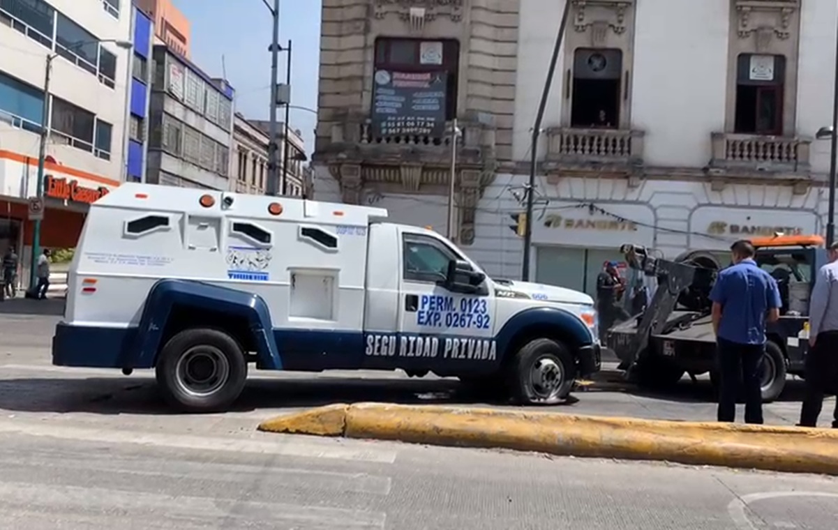 VIDEO: Camioneta de valores choca contra unidad del Metrobús en Balderas