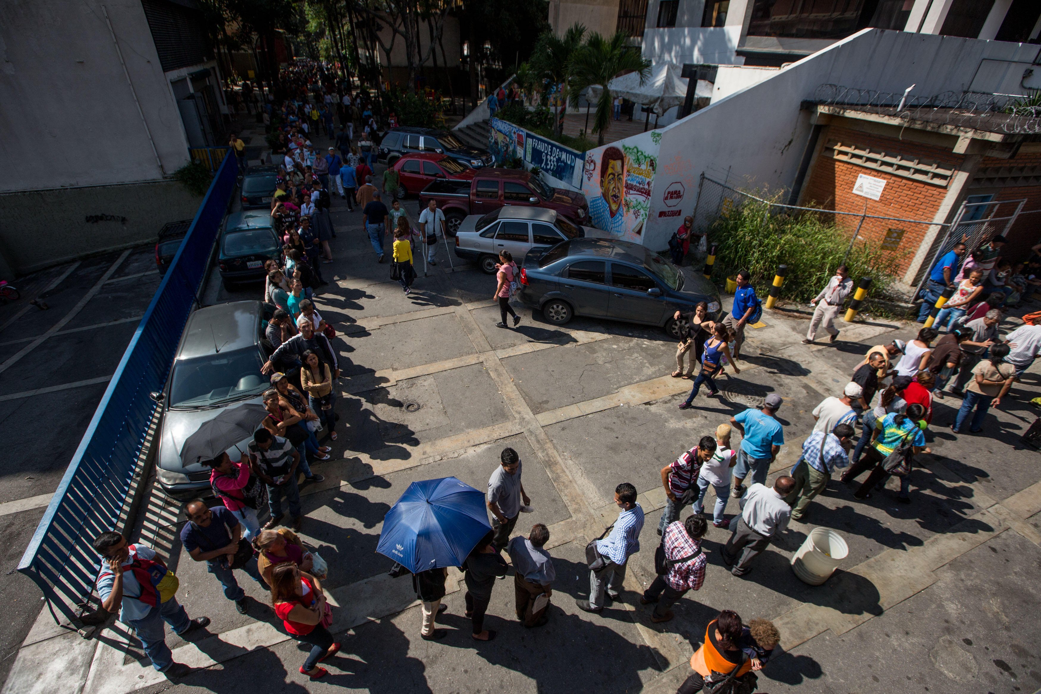Venezolanos afrontan falta de billetes nuevos