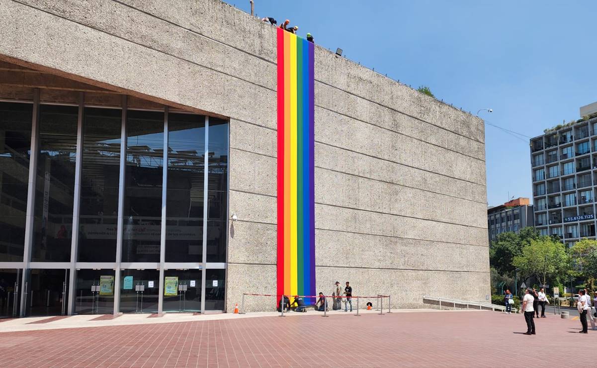 Tras protestas reinstalan bandera LGBTTTIQ+ en las oficinas centrales del Infonavit