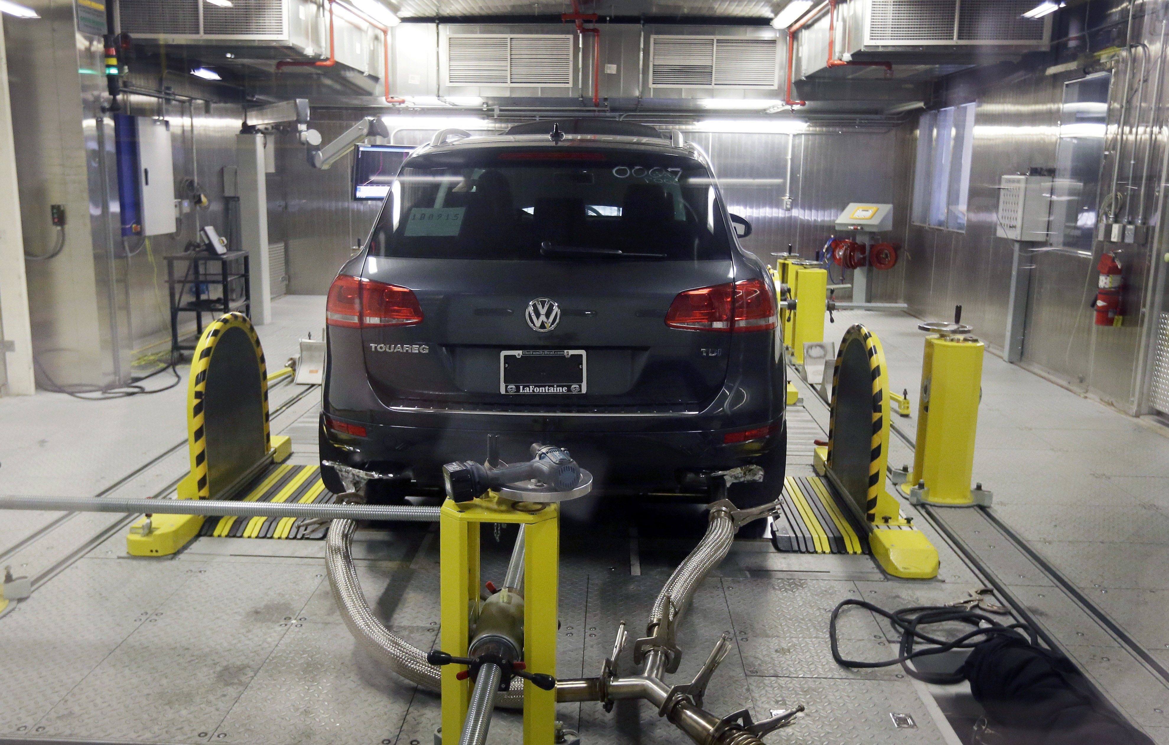 Alemania exige a VW que repare 2.4 millones de autos
