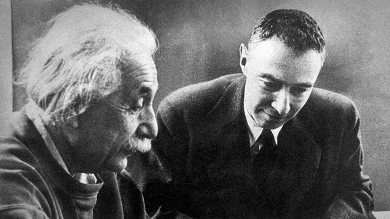 Oppenheimer y Einstein: la complicada relación entre el "padre" de la bomba atómica y el nobel de Física