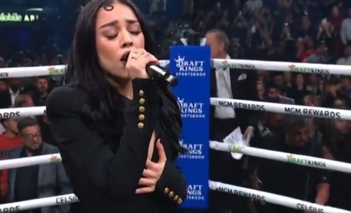 Sin errores y con aplausos, Danna Paola entona el Himno Nacional previo a pelea del Canelo