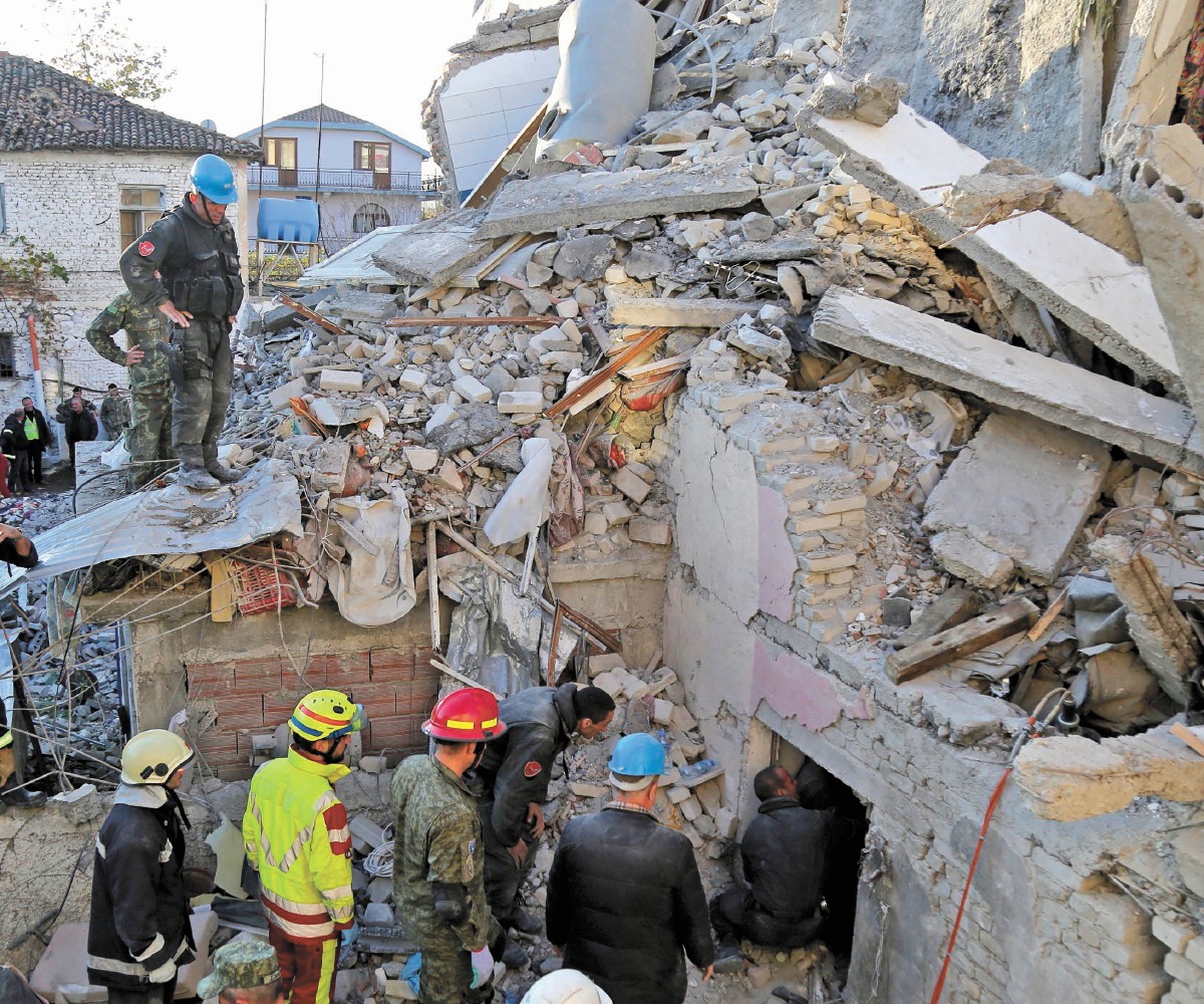 Suman 21 muertos por sismo en Albania