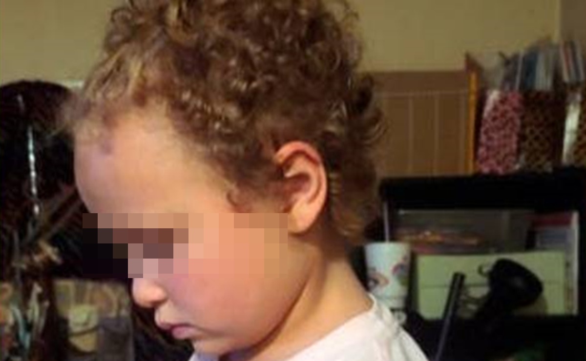 Demandan a maestra de Michigan por cortar cabello a niña; piden un millón de dólares