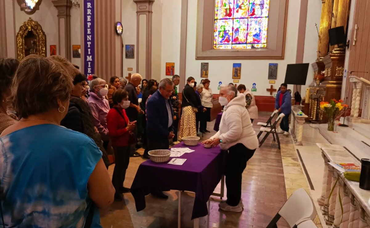 Acuden creyentes por su miércoles de ceniza a iglesias tras inicio de la Cuaresma