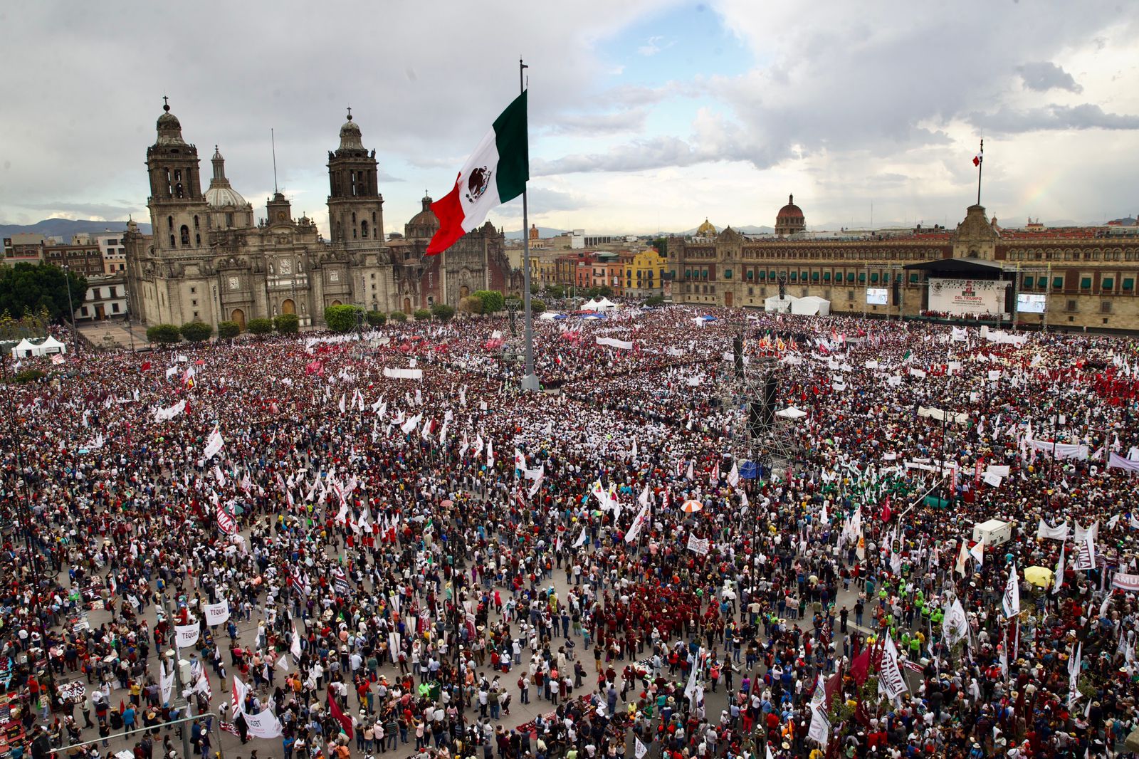 Asisten más de 250 mil personas al AMLO Fest en el Zócalo capitalino