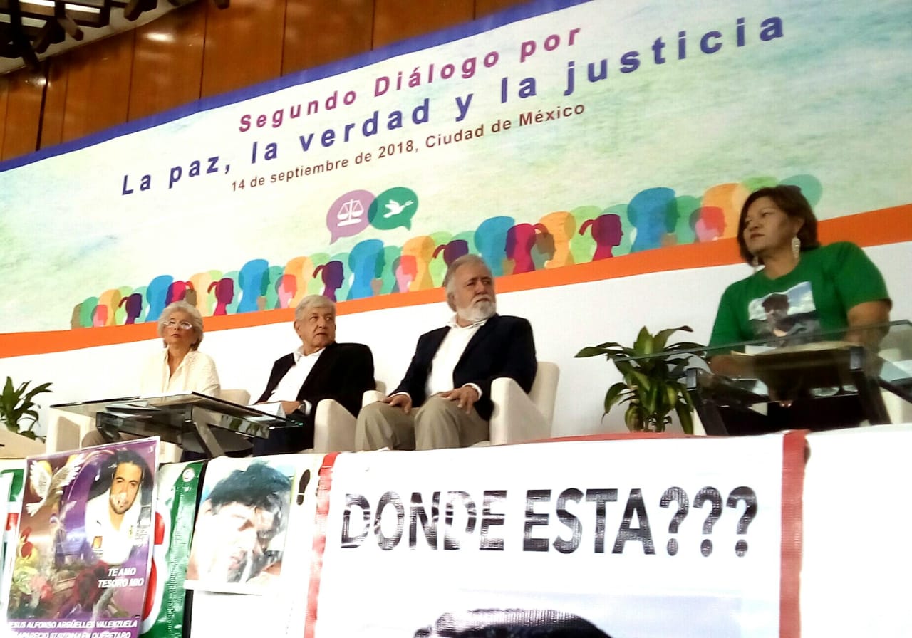 ​Increpan familiares de víctimas a Sicilia y a AMLO; exigen justicia