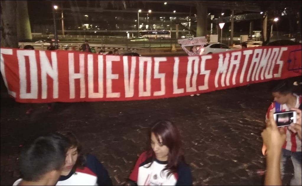 "Con huevos los matamos", la polémica manta de los aficionados de Chivas previo al clásico