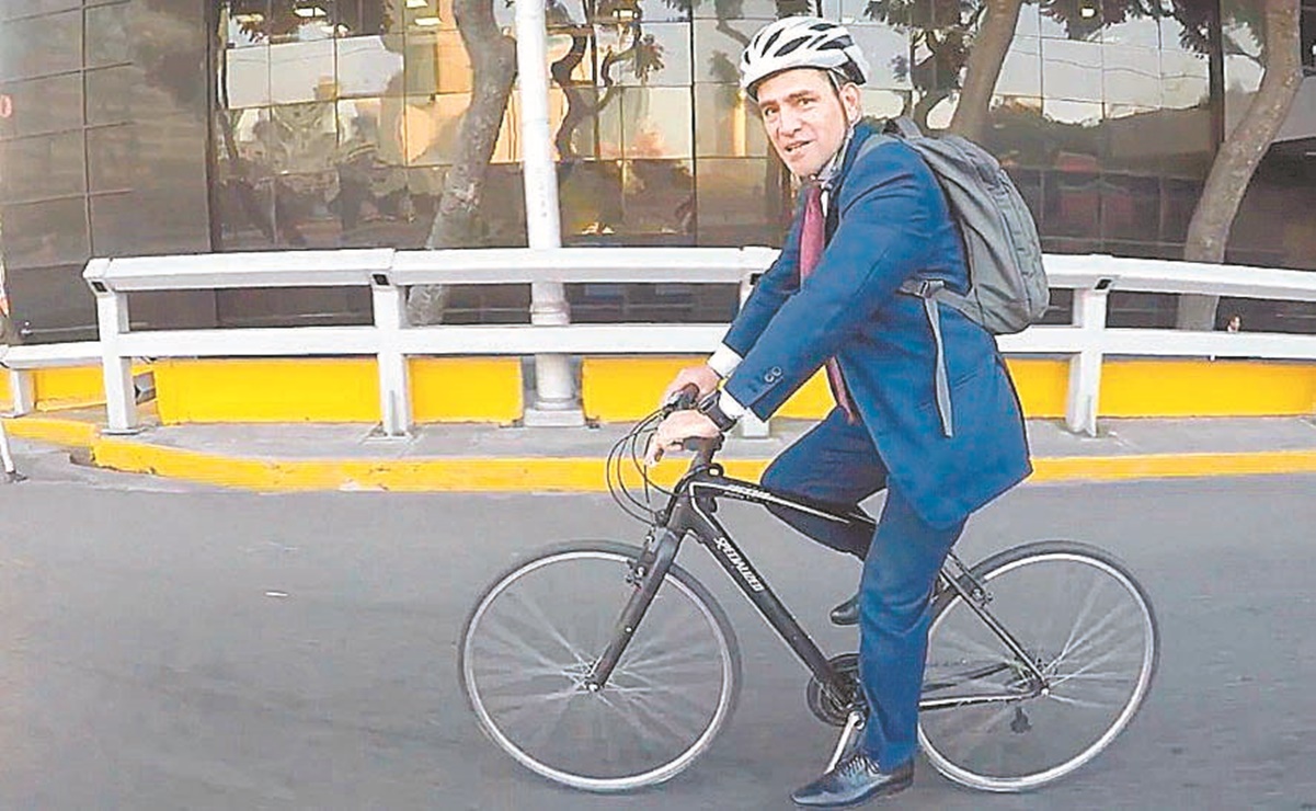 En bicicleta, Herrera defiende el alza salarial