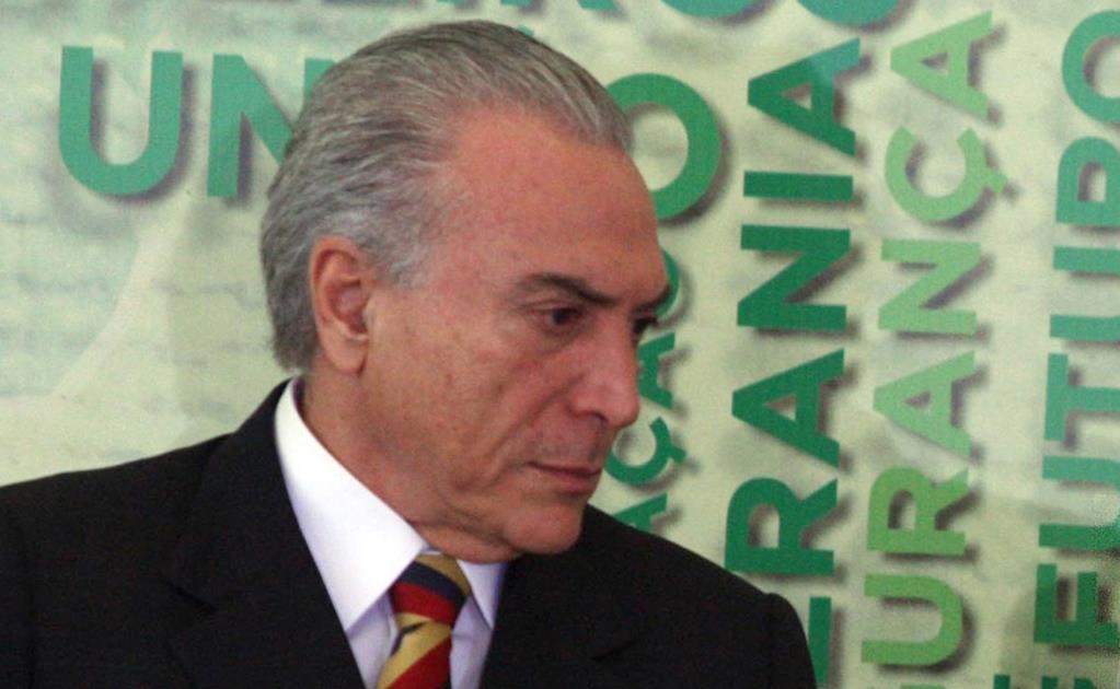 Michel Temer es informado de que ya es presidente de Brasil 