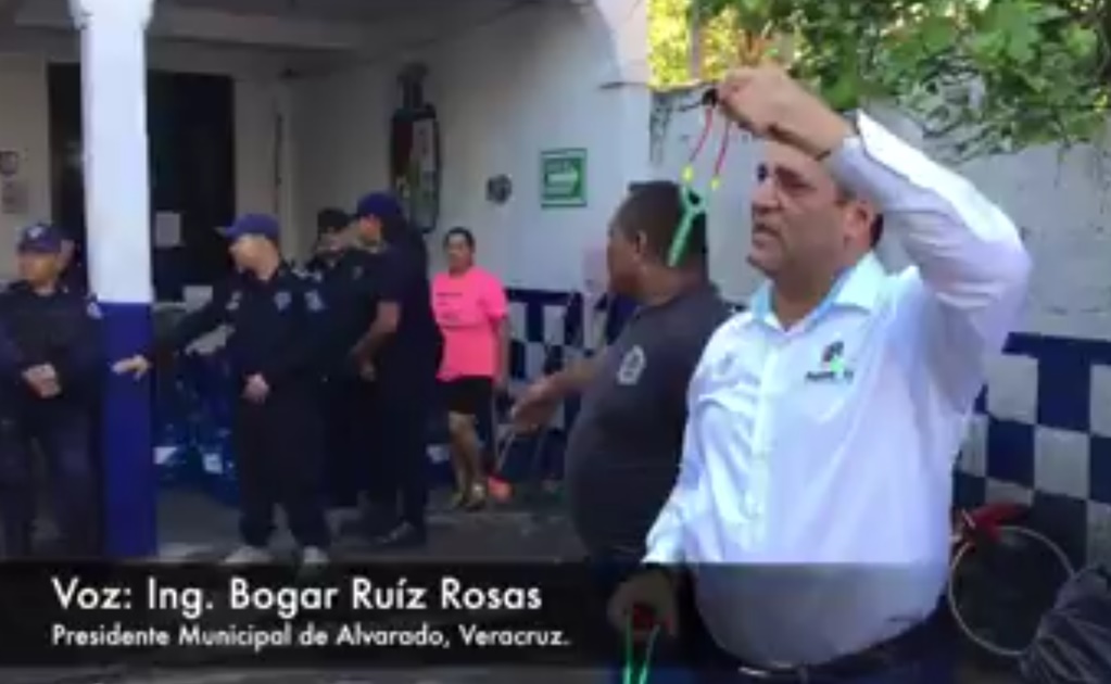 Video. Desarman a policías de Alvarado, Veracruz; les dan resorteras