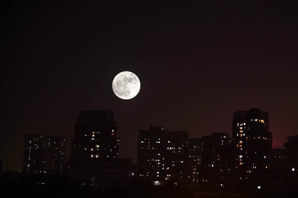 Луна в москве. Суперлуние 2016 года. Суперлуние 14 ноября 2016. Суперлуния в 14 ноября 2016. Луна во дворе Москва.