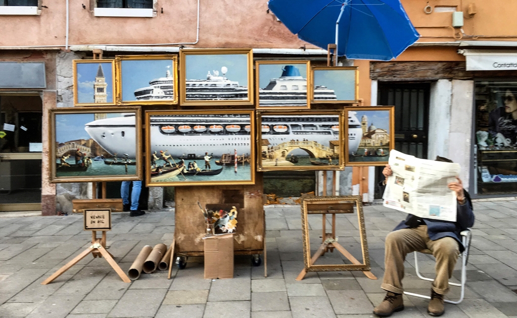 Banksy coloca un puesto callejero ilegal y se sienta a leer en Venecia