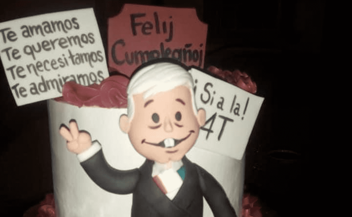 “¡Te necesitamos, Felij Cumpleañoj!": Maestras entregan pastel a AMLO por cumpleaños 68
