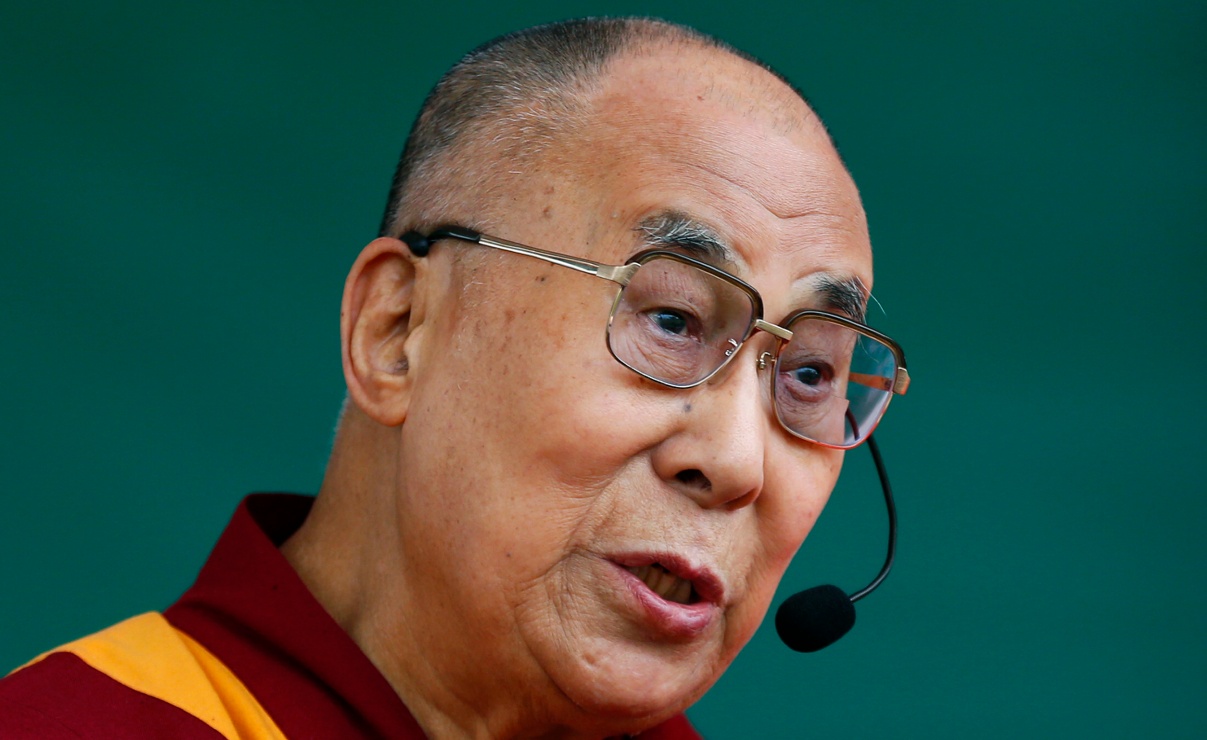 Las 3 controversias del Dalai Lama, desde comentarios misóginos hasta encubrimiento de abuso