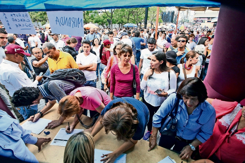 Miles firman a favor de revocar a Maduro